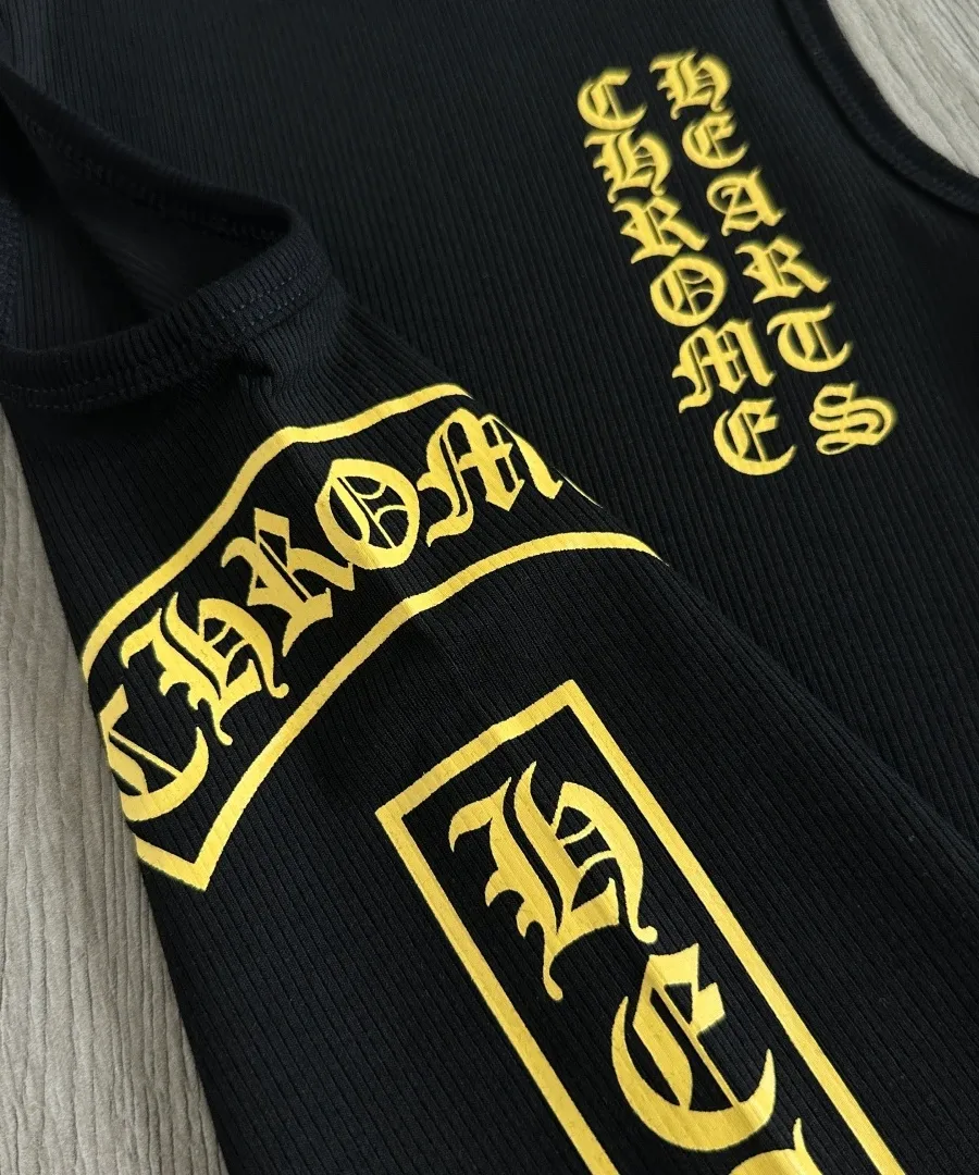 Крупный план бокового желтого принта на черной майке Chrome Hearts