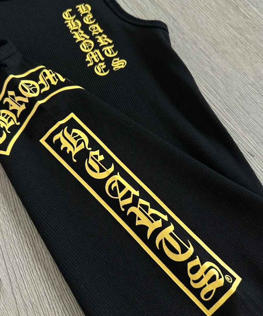 Деталь бокового принта в готическом стиле на майке Chrome Hearts