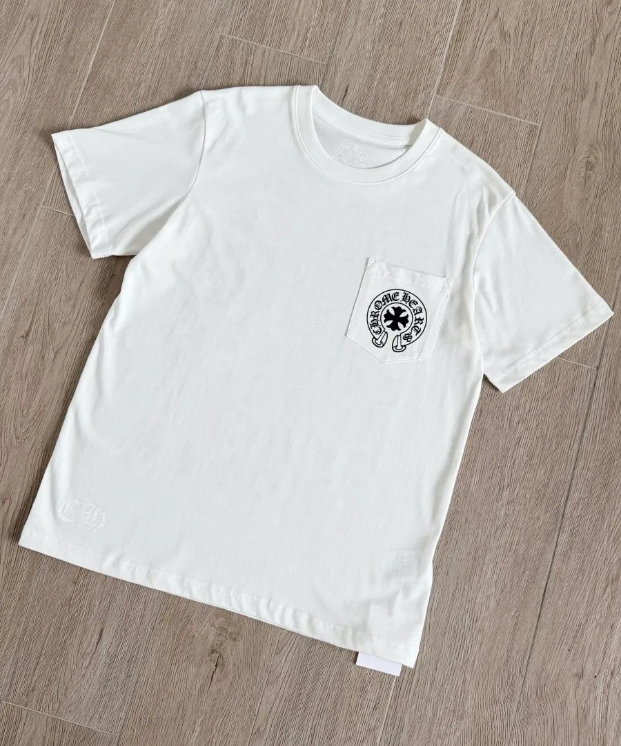 Белая футболка Chrome Hearts под углом, вид спереди