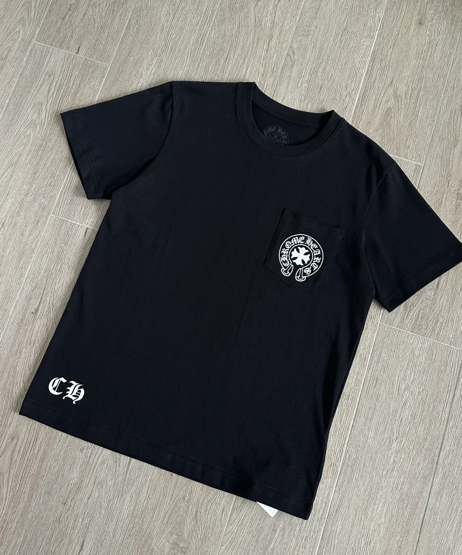 Черная футболка Chrome Hearts под углом, вид спереди