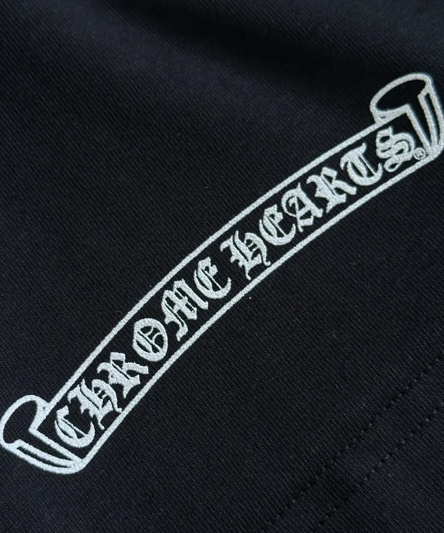 Логотип Chrome Hearts на рукаве черной футболки