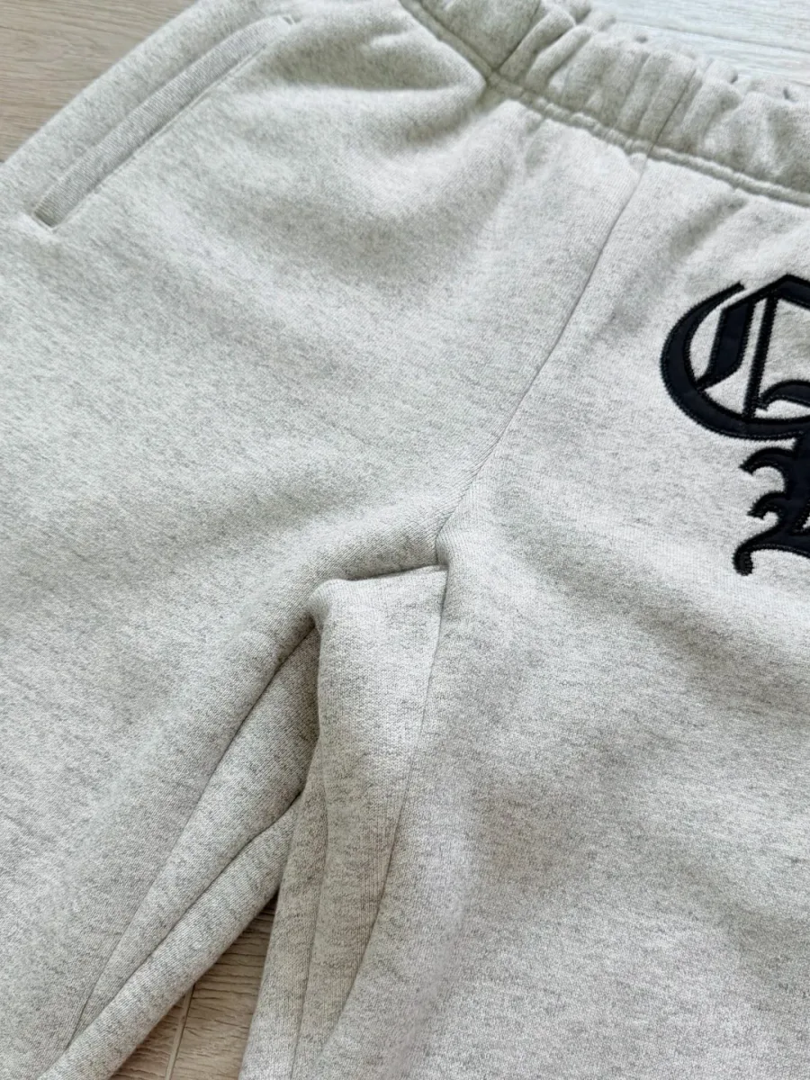 Верхняя часть серых спортивных штанов Chrome Hearts спереди