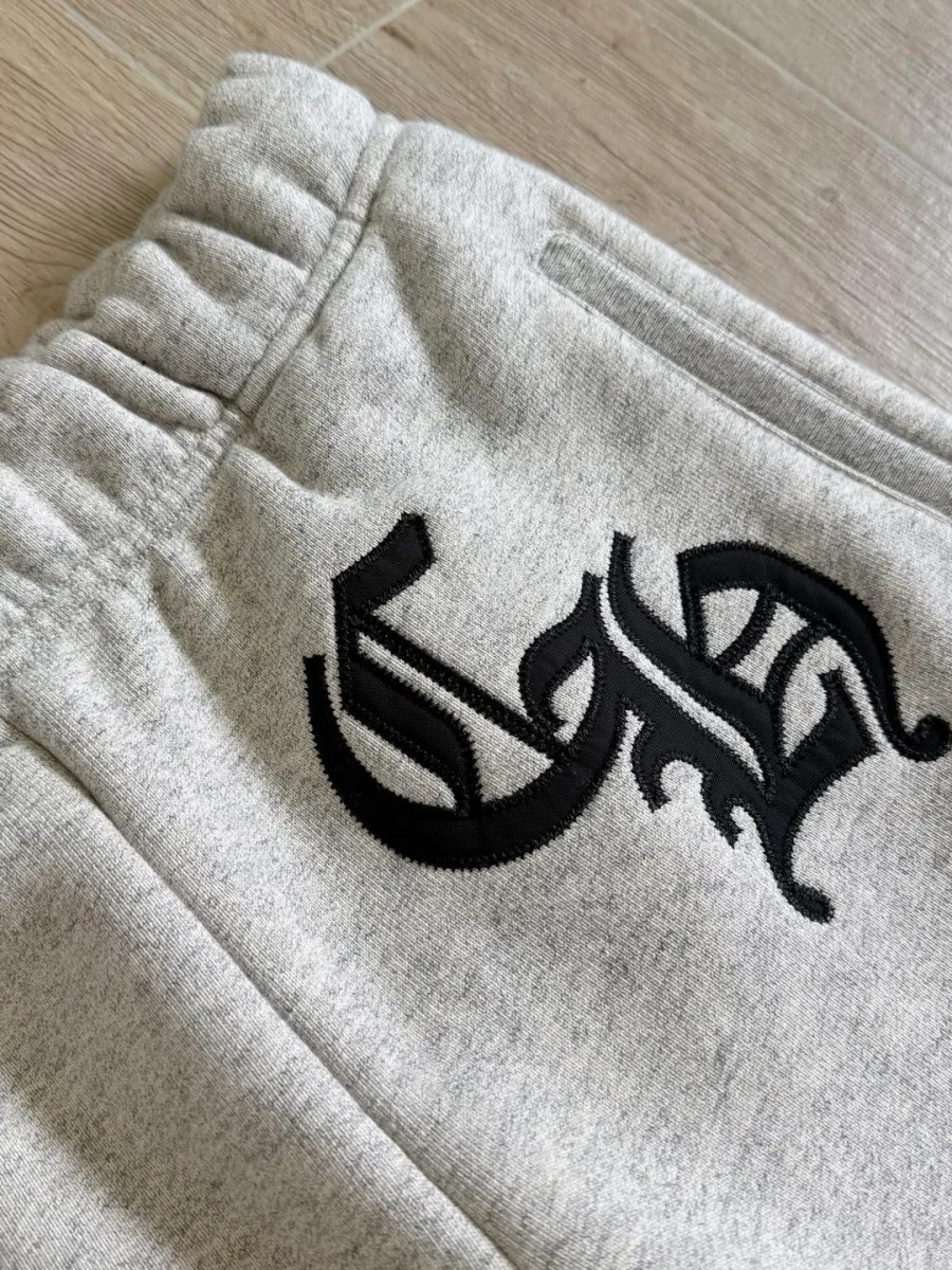 Деталь вышивки CH на серых спортивных штанах Chrome Hearts