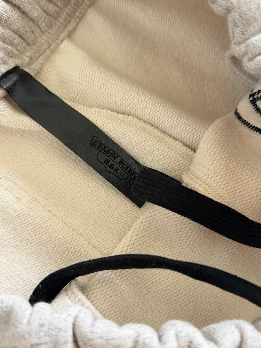Внутренняя сторона пояса серых спортивных штанов Chrome Hearts с завязками