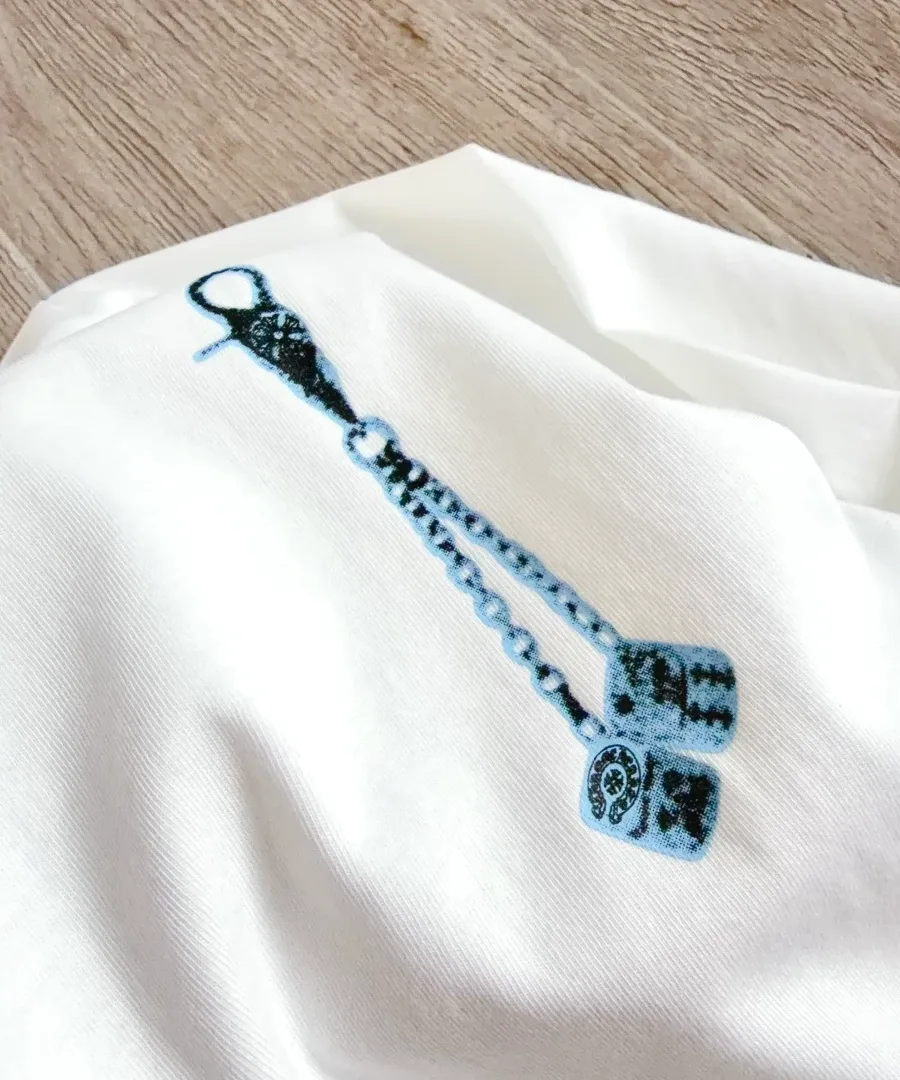 Принт с игральными костями на груди белого лонгслива Chrome Hearts
