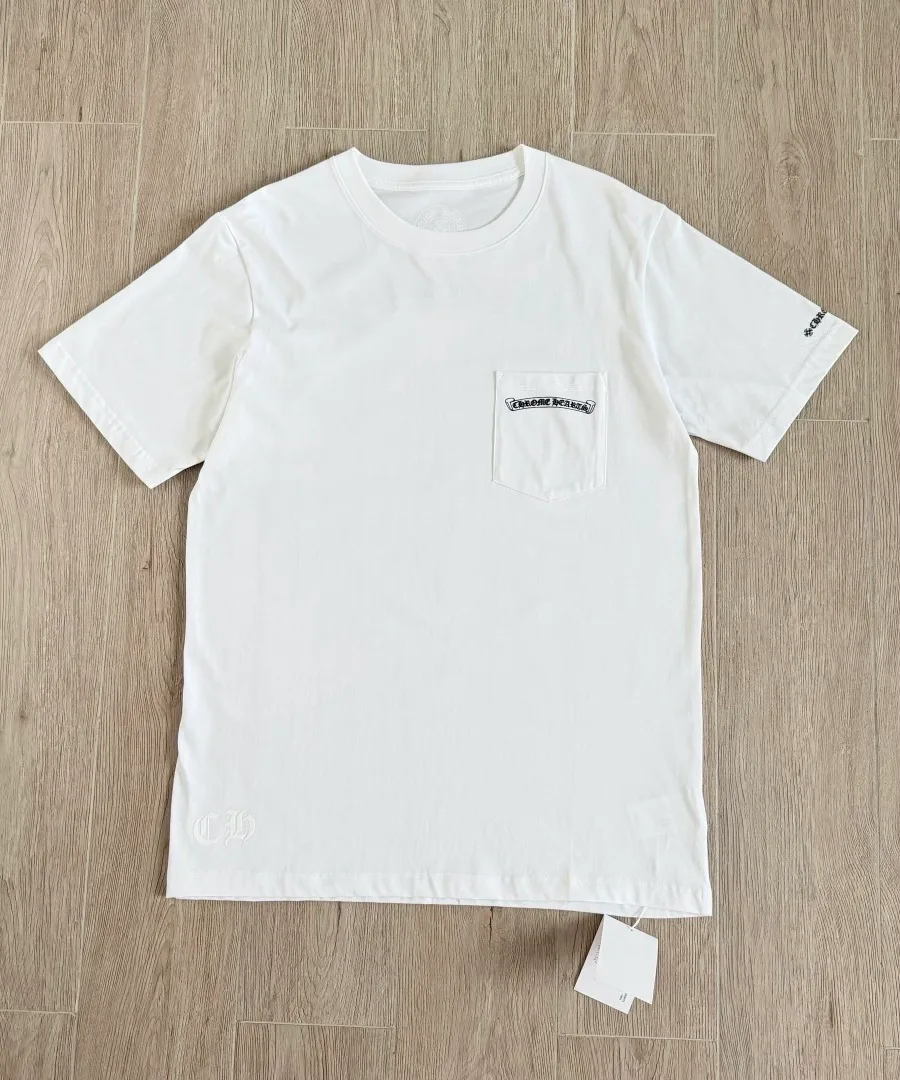 Белая футболка Chrome Hearts Scroll Logo, вид спереди