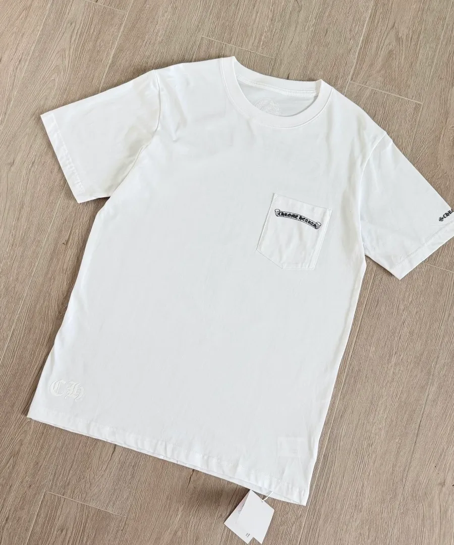 Белая футболка Chrome Hearts Scroll Logo под углом