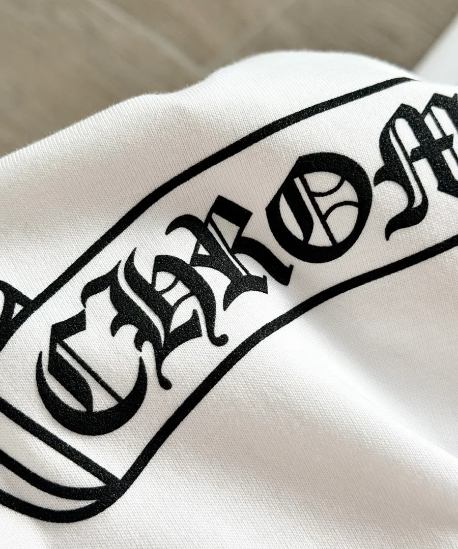 Деталь принта-свитка Chrome Hearts