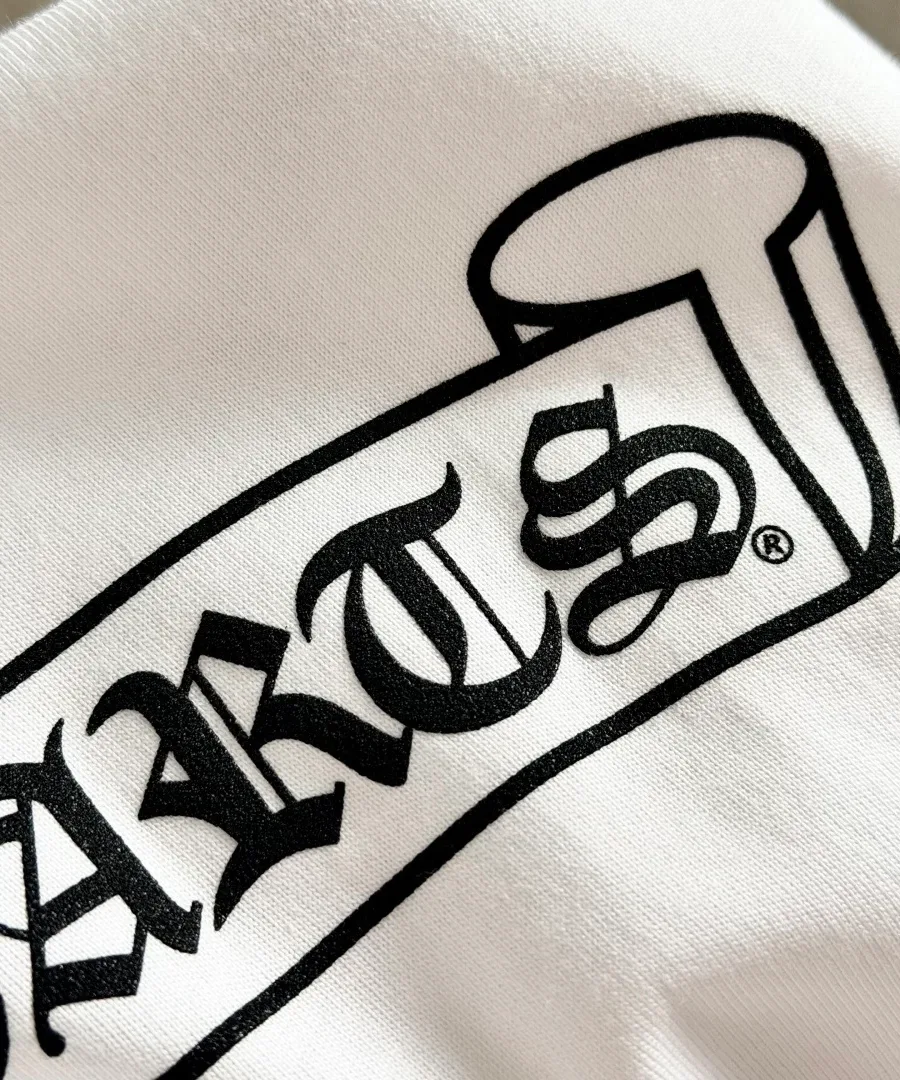 Крупный план принта Chrome Hearts