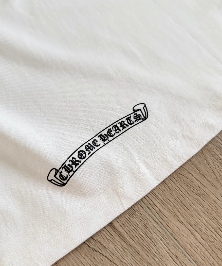 Принт-свиток по нижнему краю белой футболки Chrome Hearts