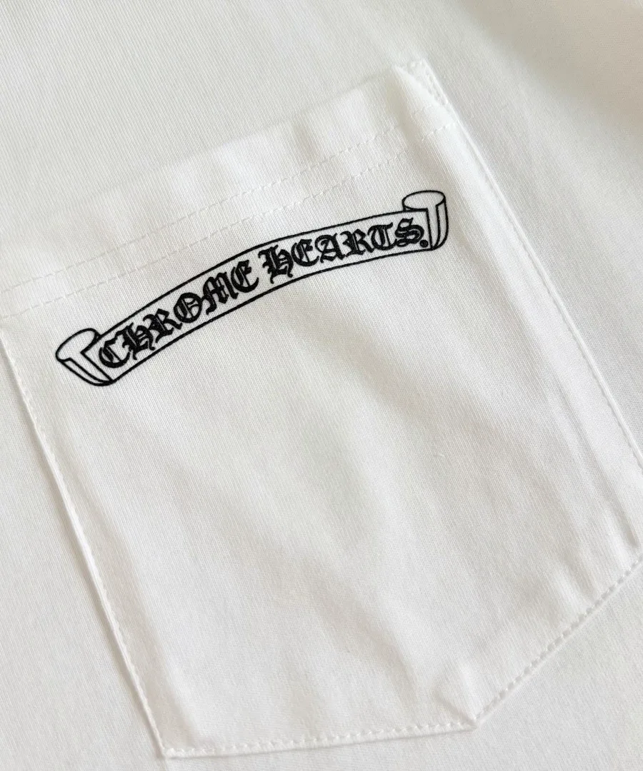 Накладной карман белой футболки Chrome Hearts