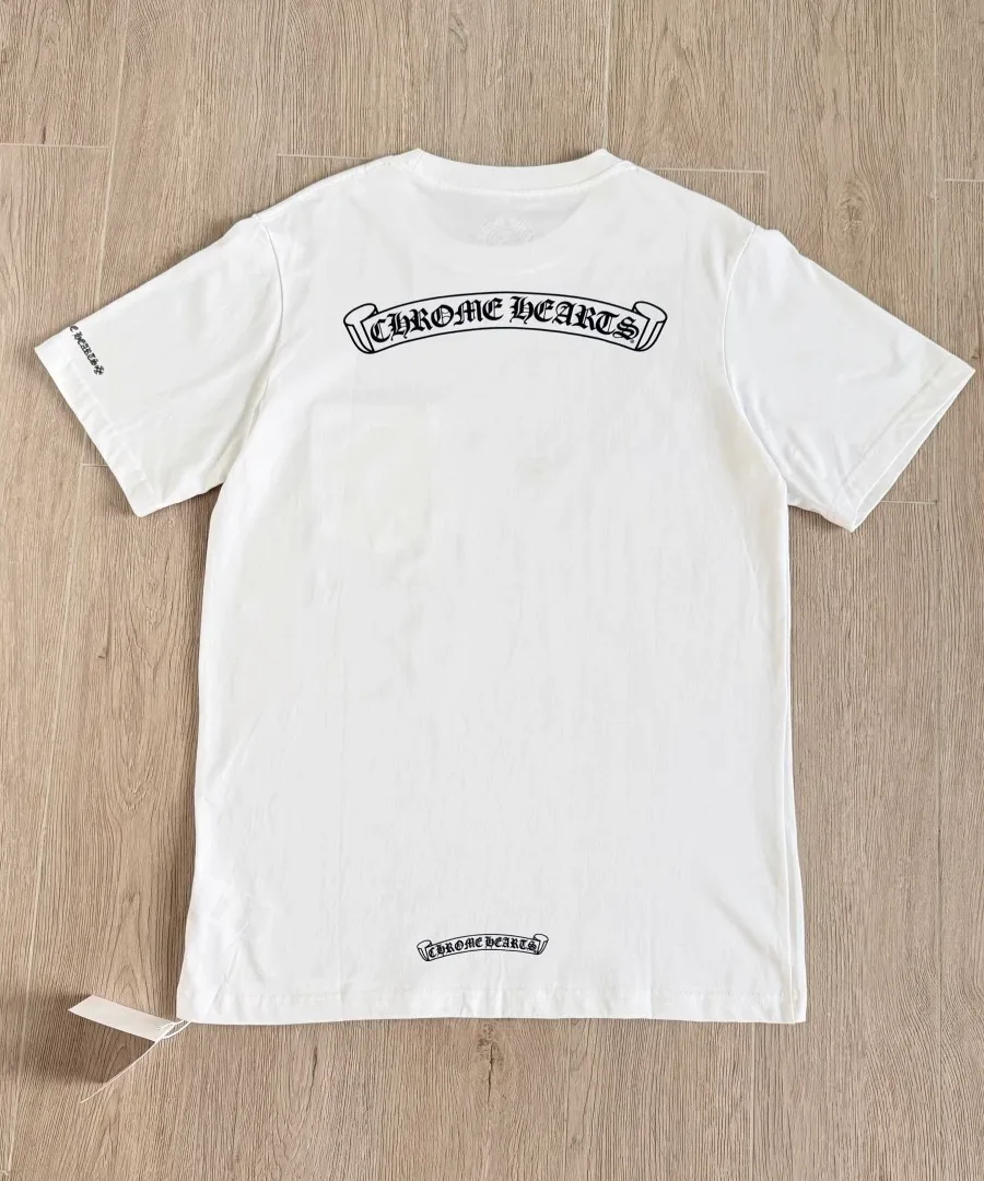 Белая футболка Chrome Hearts Scroll Logo, вид сзади