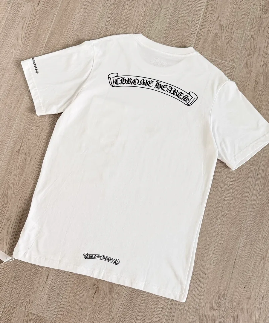 Белая футболка Chrome Hearts Scroll Logo сзади под углом