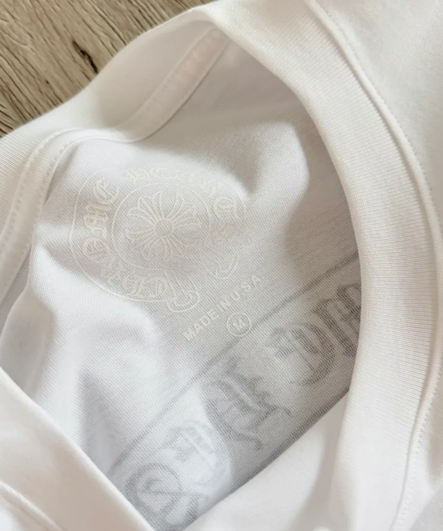 Бирка на воротнике белой футболки Chrome Hearts
