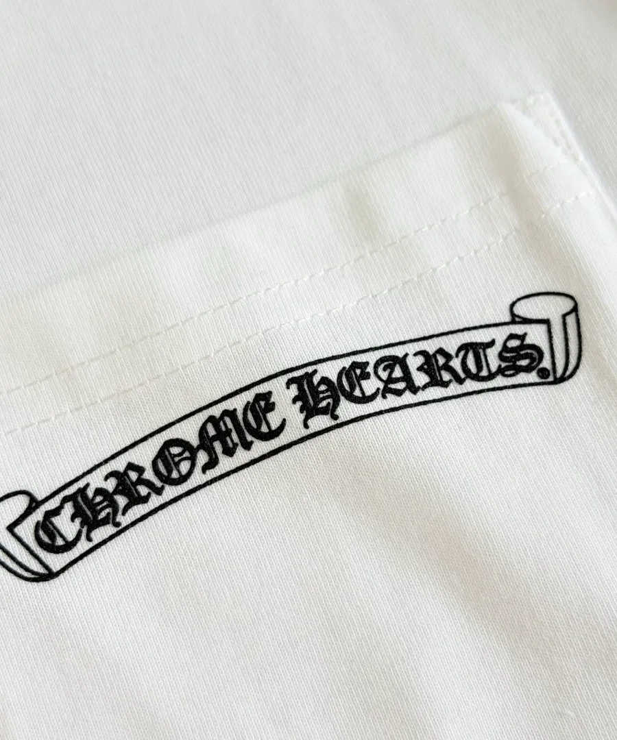 Накладной карман с принтом на белой футболке Chrome Hearts