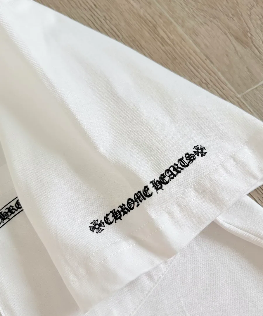 Принт на рукаве белой футболки Chrome Hearts