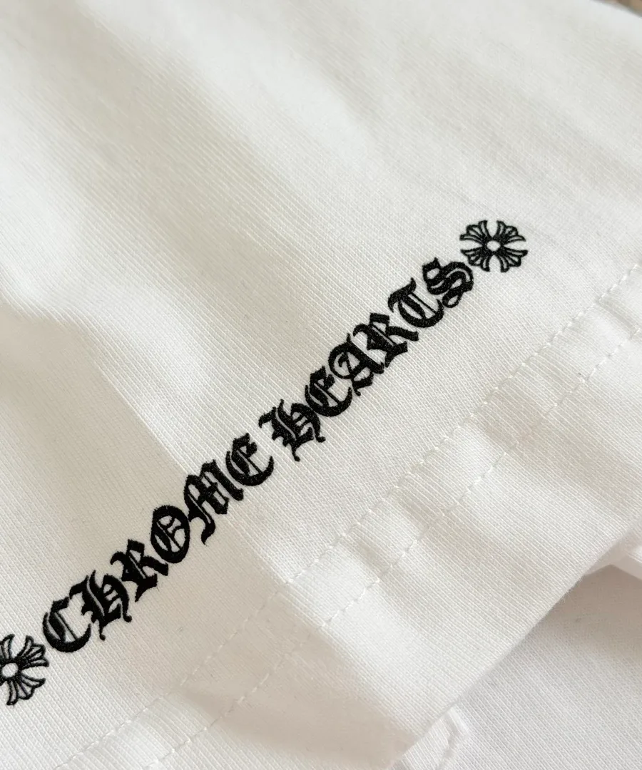 Деталь принта на рукаве белой футболки Chrome Hearts