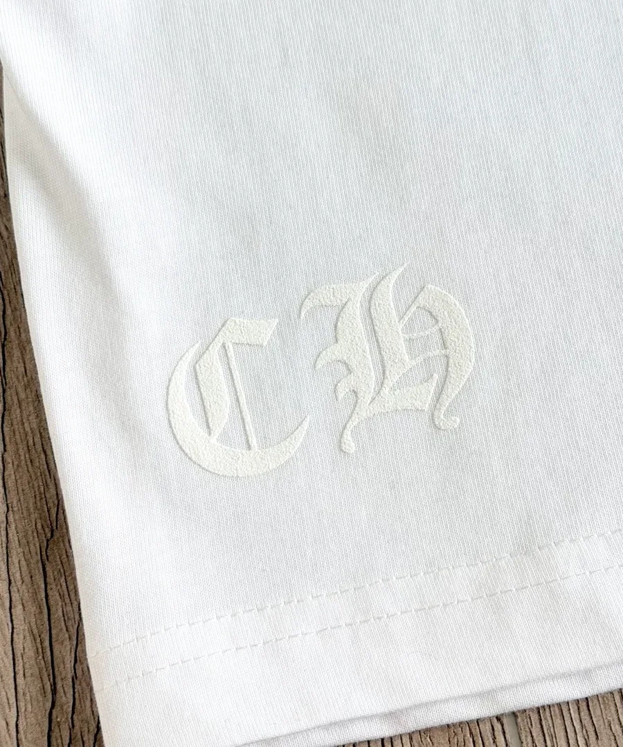 Тисненый логотип CH на белой футболке Chrome Hearts