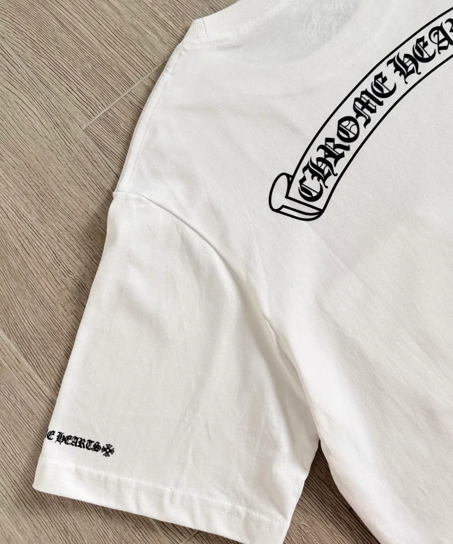 Принт на спине белой футболки Chrome Hearts