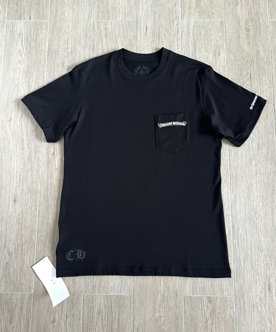 Черная футболка Chrome Hearts Scroll Logo, вид спереди