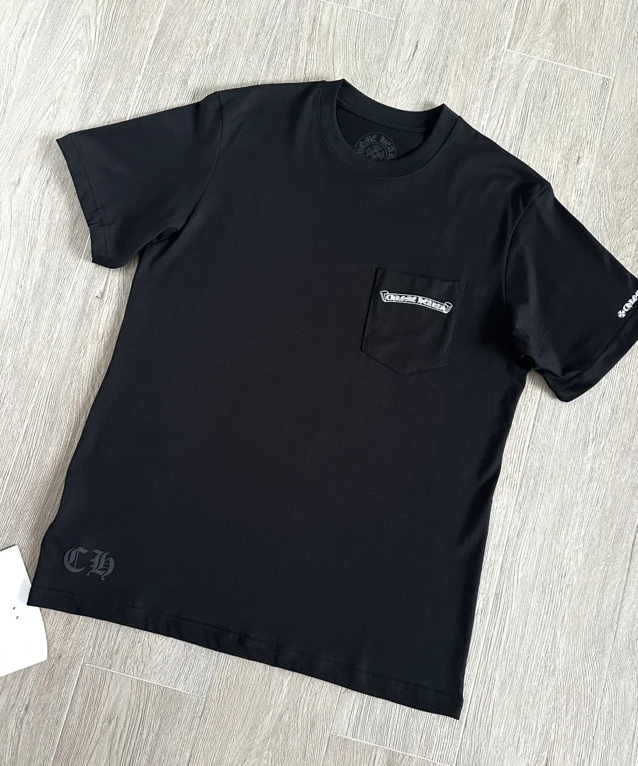 Черная футболка Chrome Hearts Scroll Logo под углом