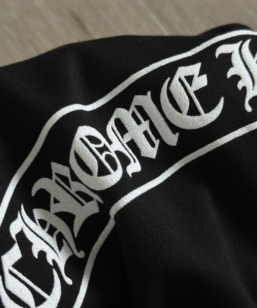 Деталь принта на спине черной футболки Chrome Hearts