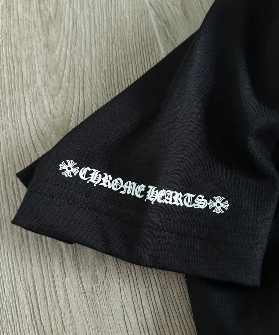 Принт на рукаве черной футболки Chrome Hearts