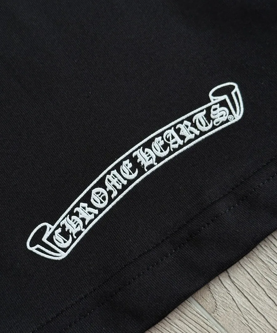 Принт-свиток по нижнему краю черной футболки Chrome Hearts