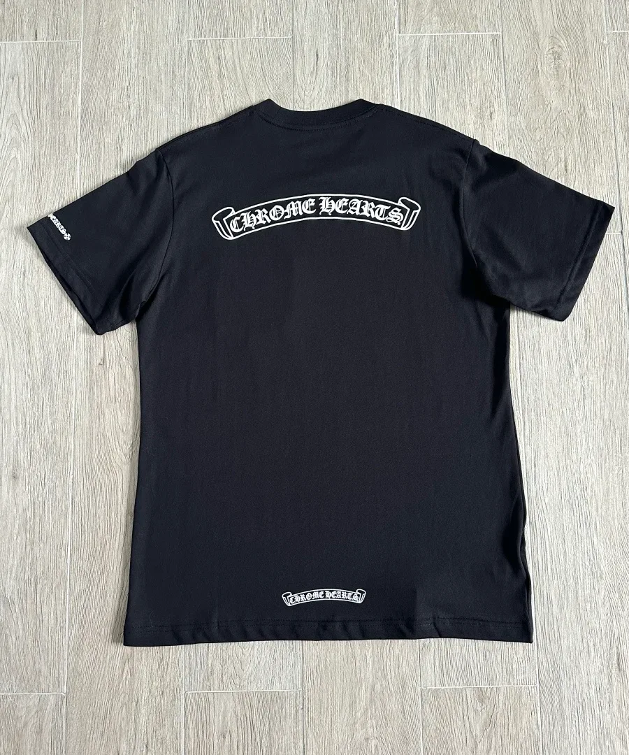 Черная футболка Chrome Hearts Scroll Logo, вид сзади