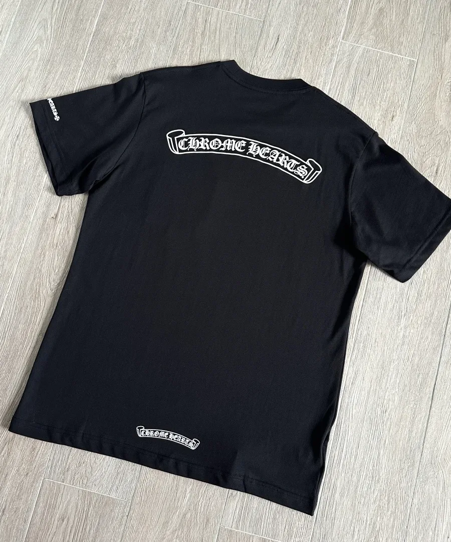 Черная футболка Chrome Hearts Scroll Logo сзади под углом