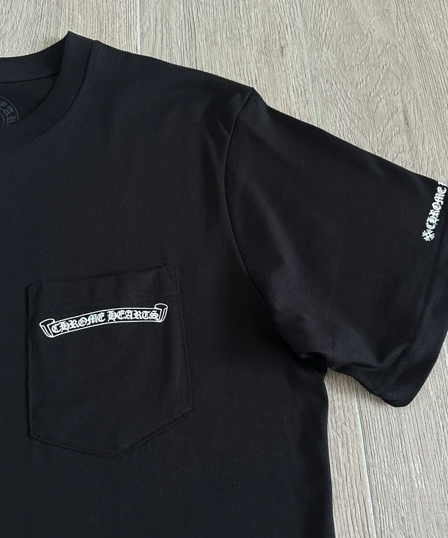 Накладной карман с принтом на черной футболке Chrome Hearts