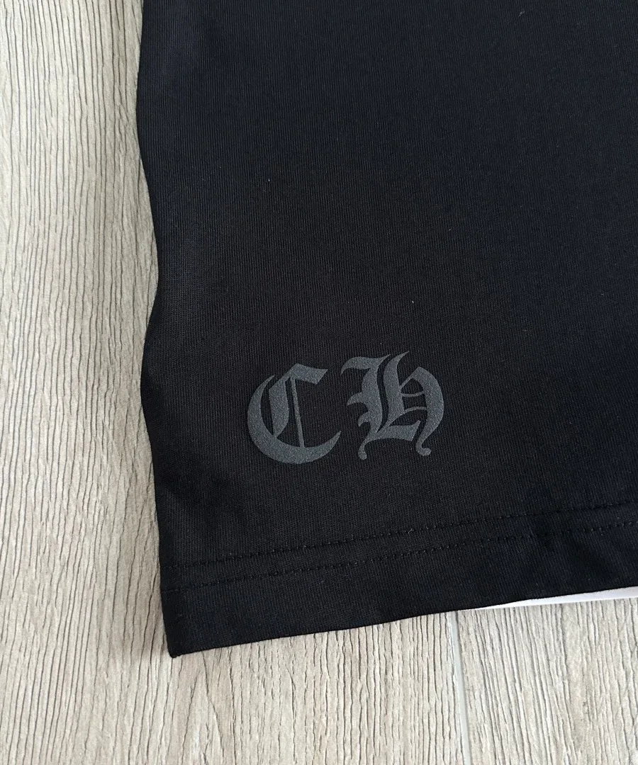 Тисненый логотип CH на черной футболке Chrome Hearts