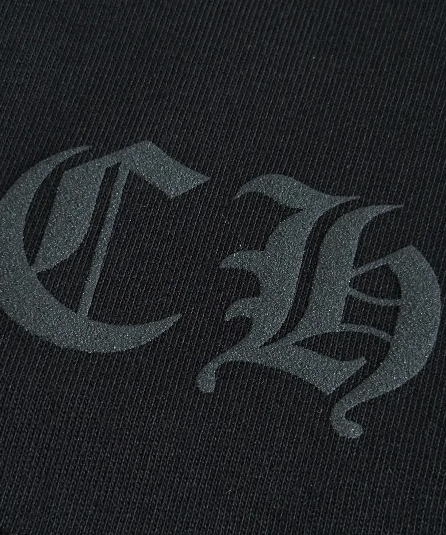Крупный план логотипа CH на черной футболке Chrome Hearts