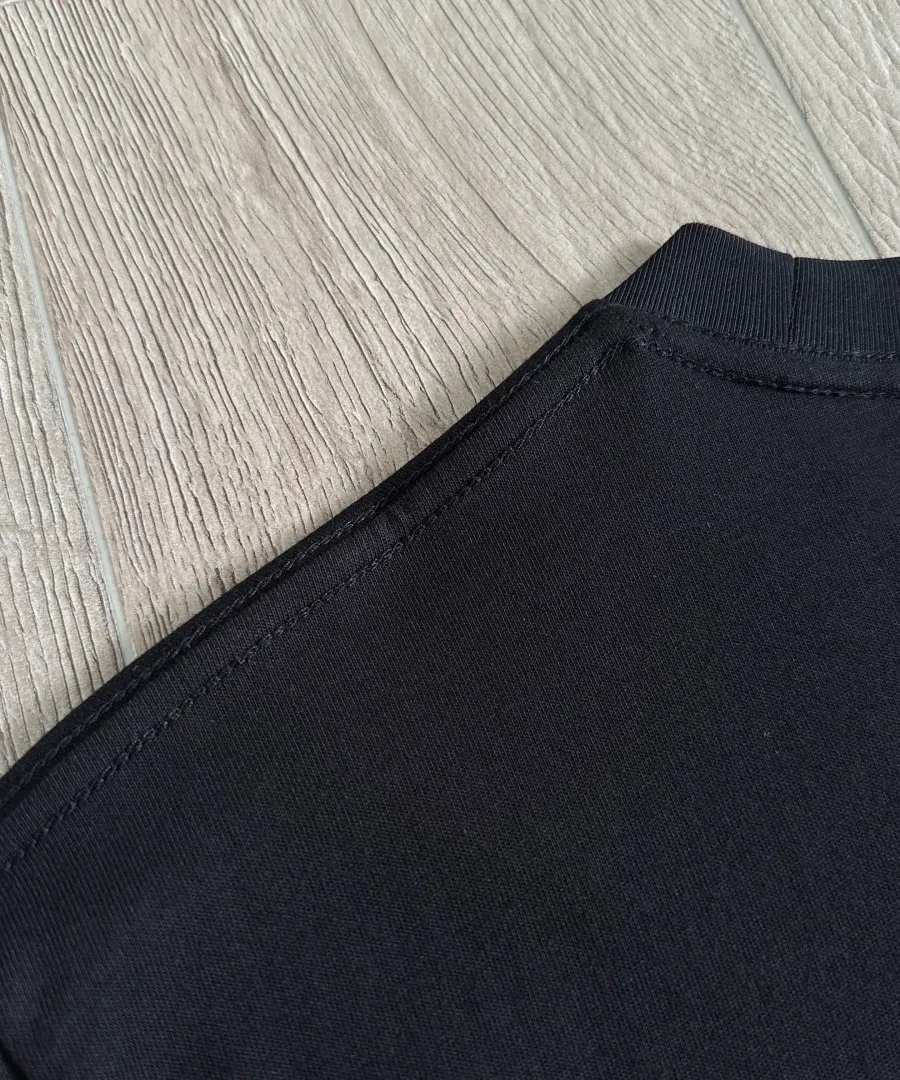 Шов на воротнике черной футболки Chrome Hearts
