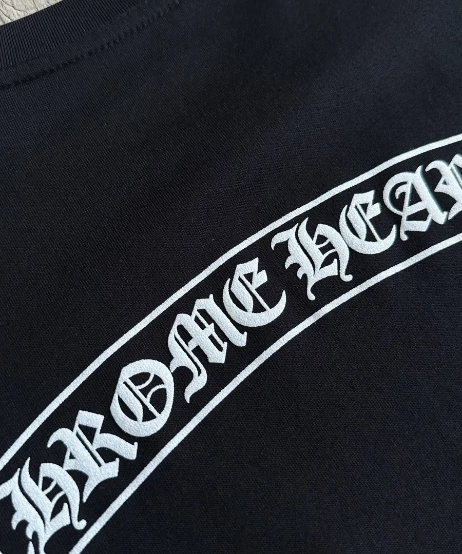 Принт на спине черной футболки Chrome Hearts