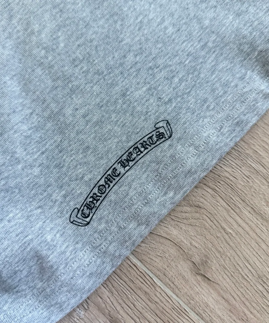 Принт с логотипом Chrome Hearts сзади на майке