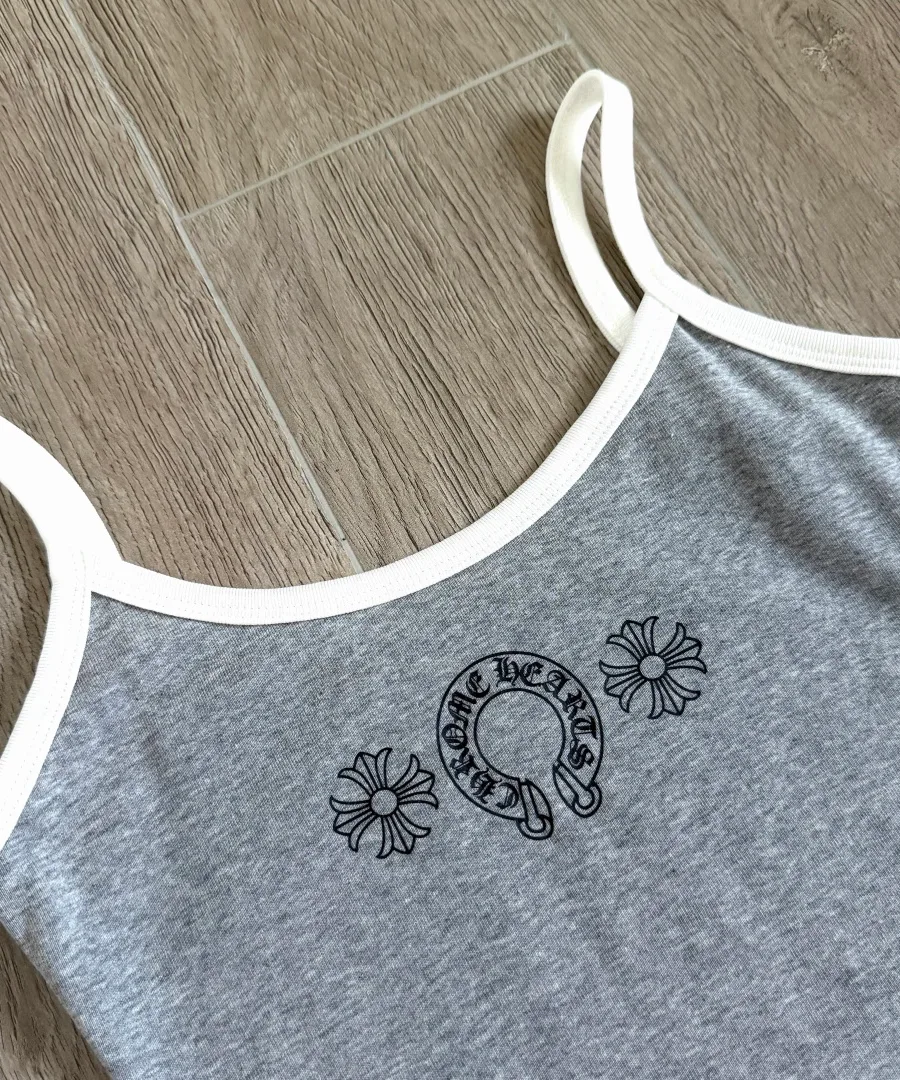 Принт с подковой и цветами на серой майке Chrome Hearts