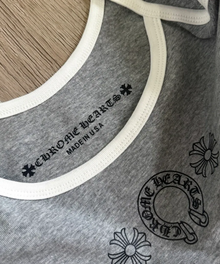 Детали принта и горловины серой майки Chrome Hearts