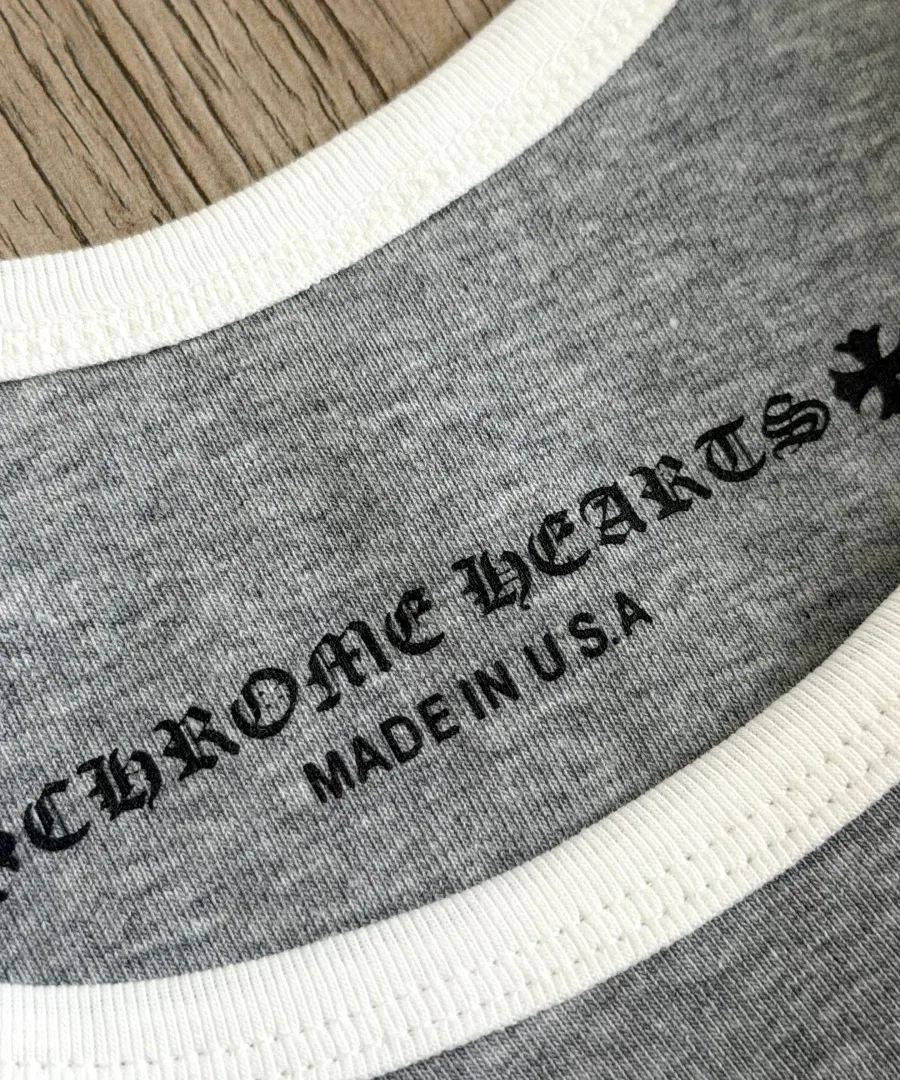 Внутренний принт бренда на серой майке Chrome Hearts
