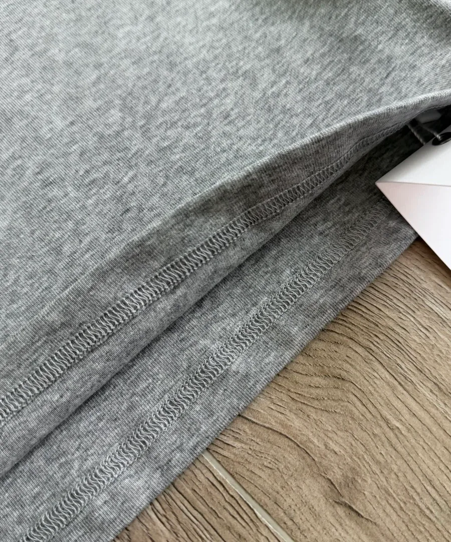 Нижний край и швы серой майки Chrome Hearts