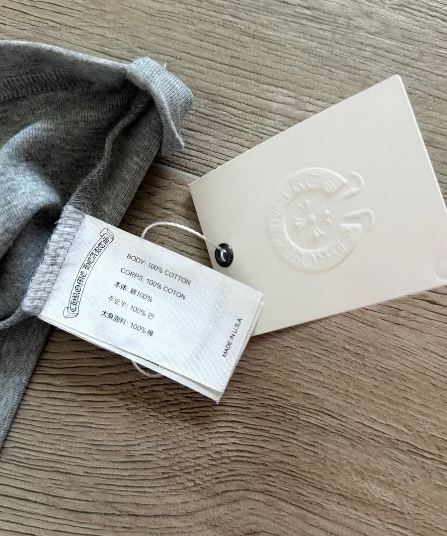 Бирка с составом 100% хлопок на серой майке Chrome Hearts