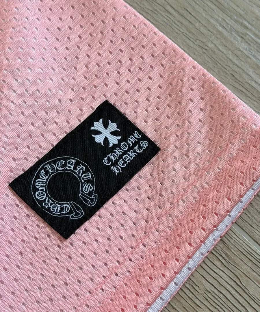 Фирменная нашивка Chrome Hearts на нижнем крае розовой стороны