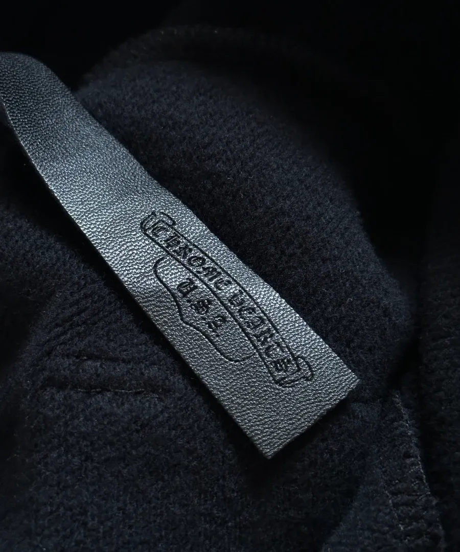 Кожаный ярлык Chrome Hearts на внутренней стороне штанов