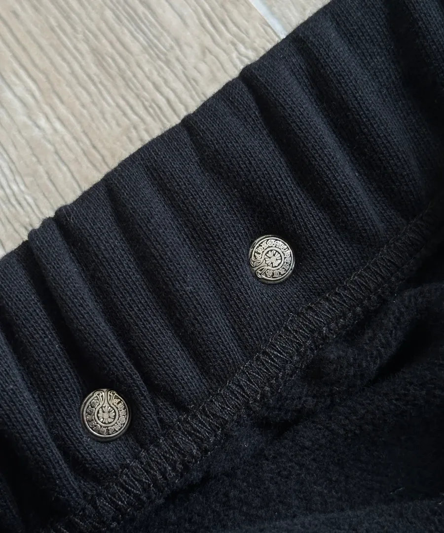 Металлические заклепки с гравировкой на поясе штанов Chrome Hearts