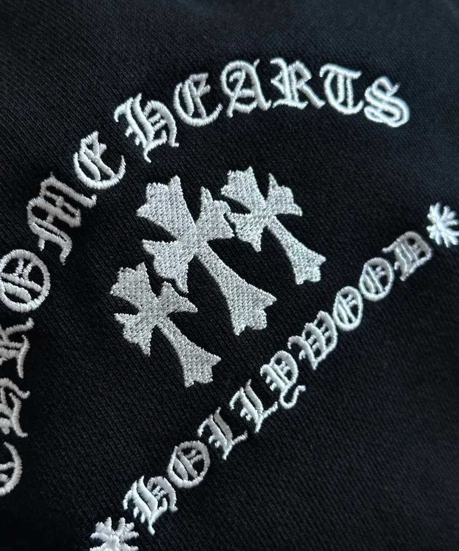 Контрастная вышивка с крестами и надписью Chrome Hearts Hollywood
