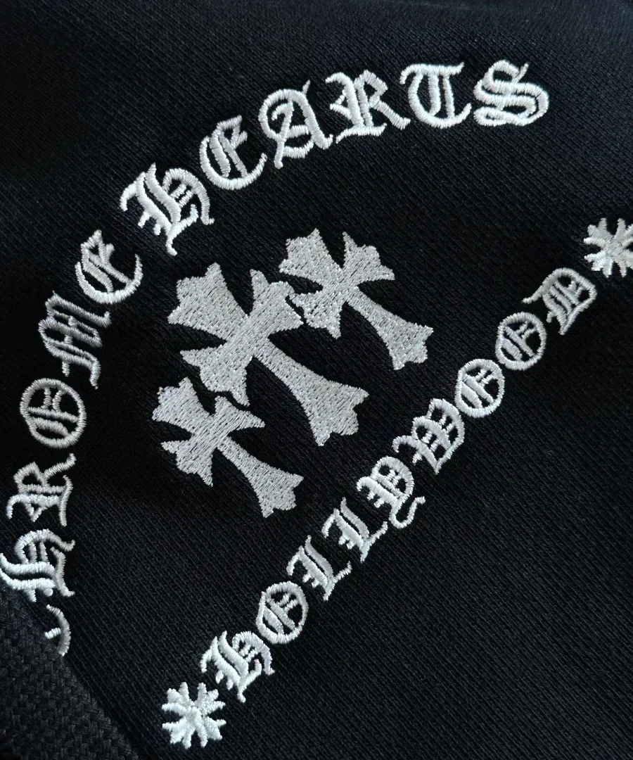 Крупный план вышивки с логотипом Chrome Hearts