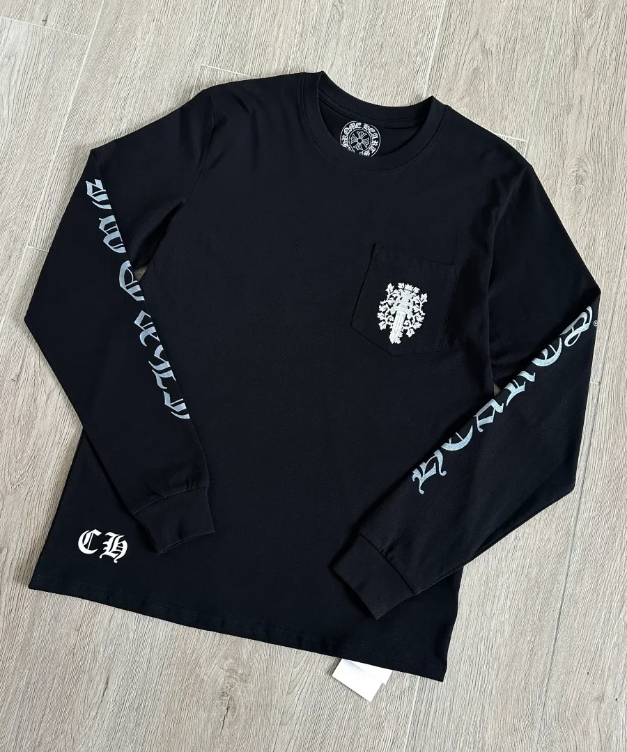 Черный лонгслив Chrome Hearts, вид спереди под углом
