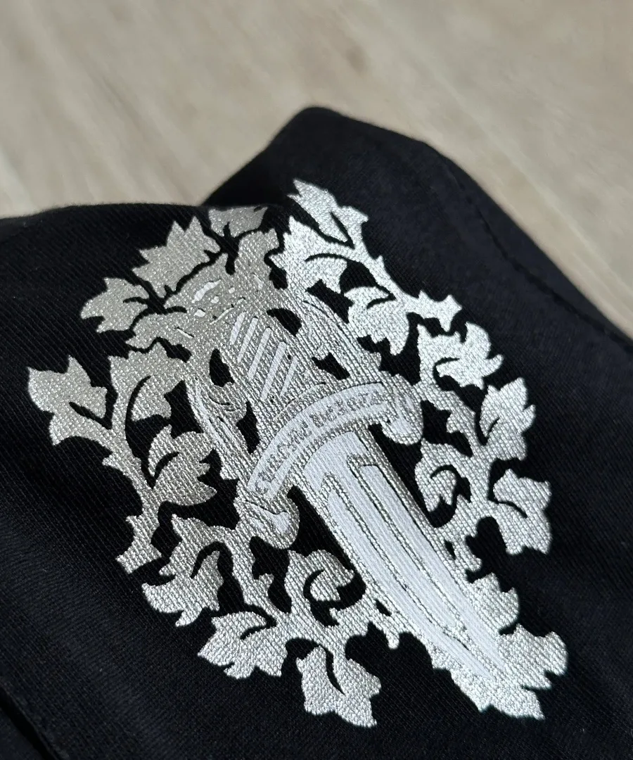 Принт на кармане черного лонгслива Chrome Hearts