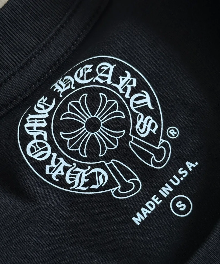 Внутренний ярлык на горловине черного лонгслива Chrome Hearts