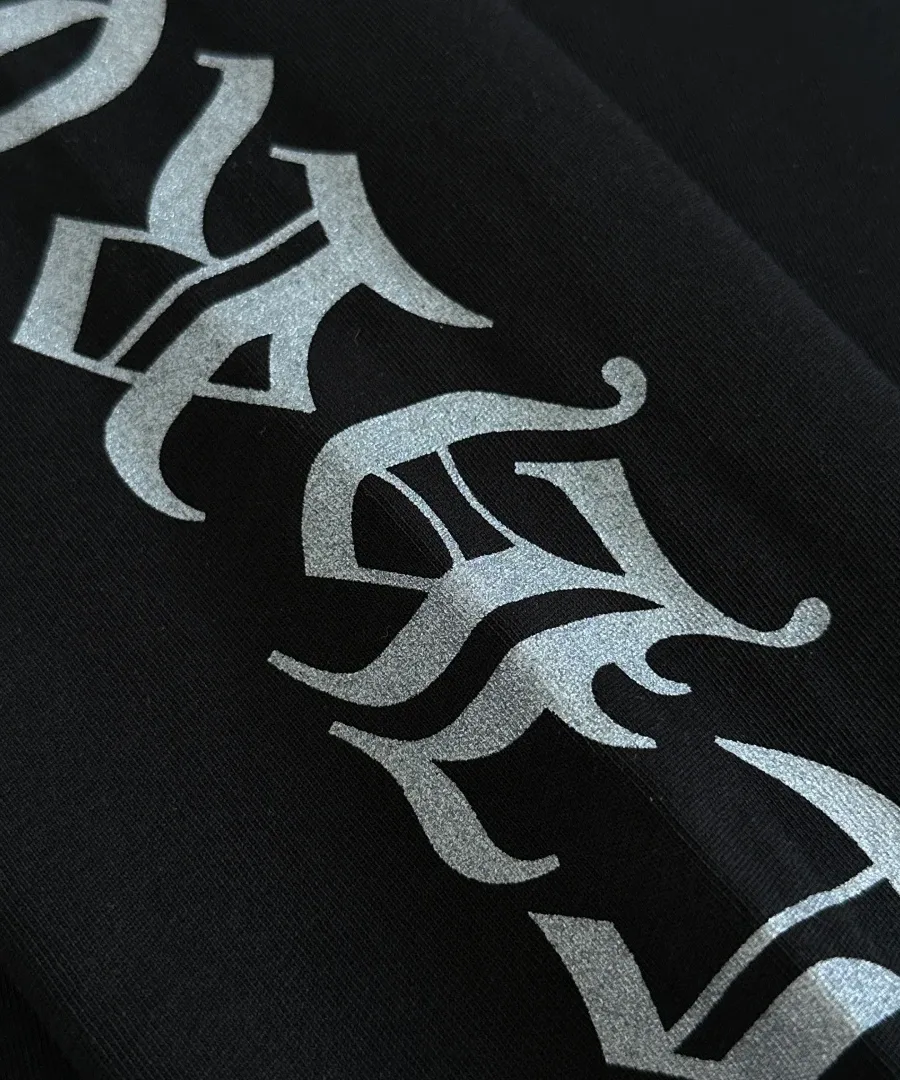 Готический принт на рукаве черного лонгслива Chrome Hearts